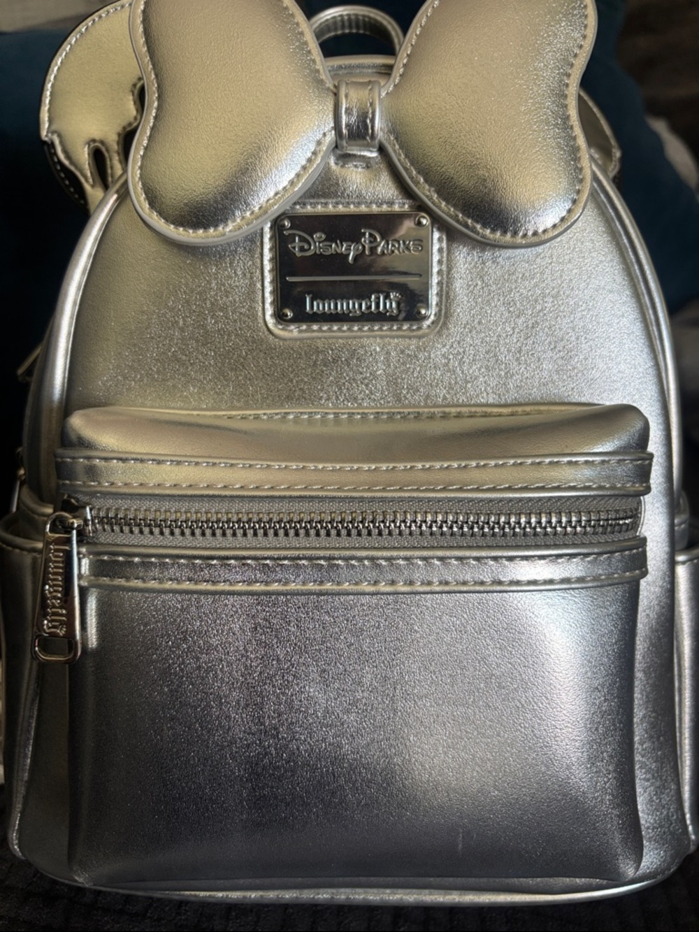 Loungefly Metallic Silver Minnie Mouse Mini Backpack - Picture 3 of 8